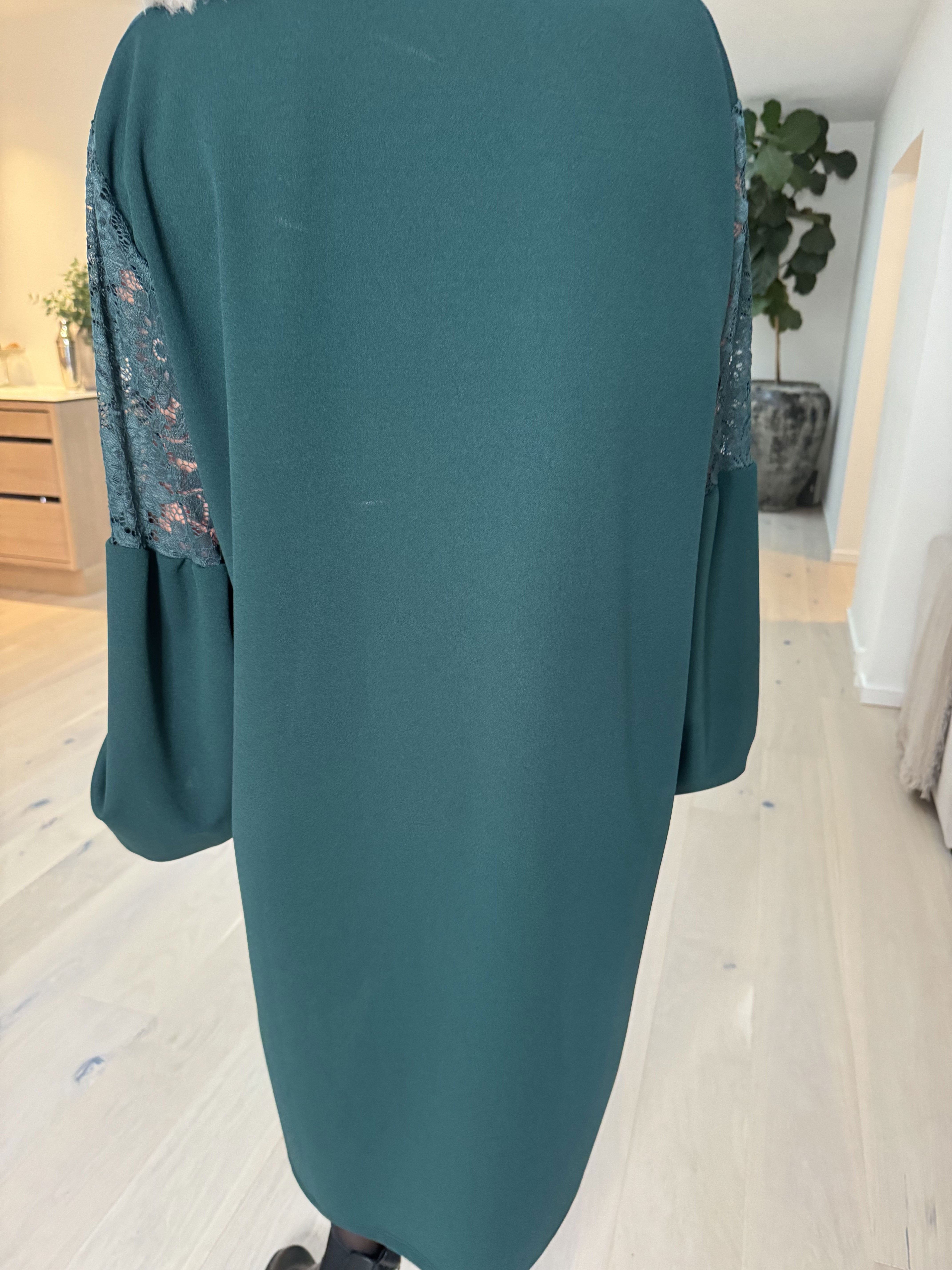 Romance - Fin klänning med ärmar i spets